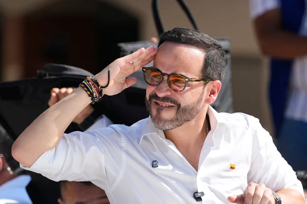 Outsider leads Colombia vote as rivals question count