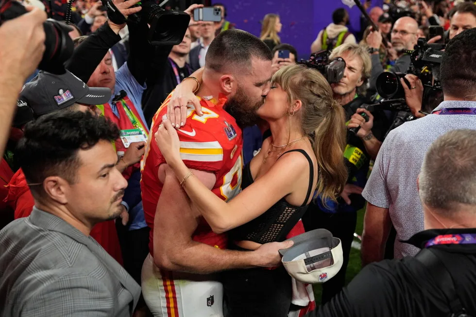From friendship bracelets to wedding bands: a celebrity romance